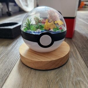 NOT WORKING Pokeball Pikachu Light Decor